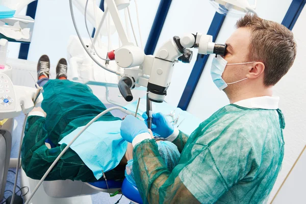 Dentista usando microscópio para operação — Fotografia de Stock