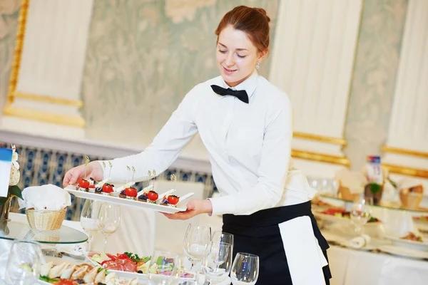 Serveerster vrouw in restaurant — Stockfoto