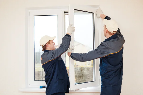 Windows installation worker — Stock Photo, Image