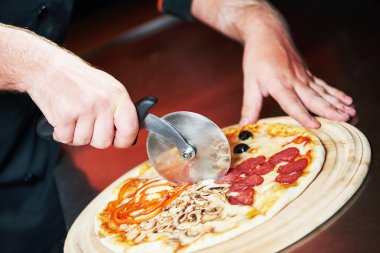 Şef baker aşçı tek tip kesme pizza