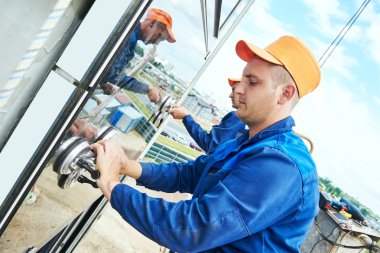 inşaatçılar işçi cephe cam windows yükleme