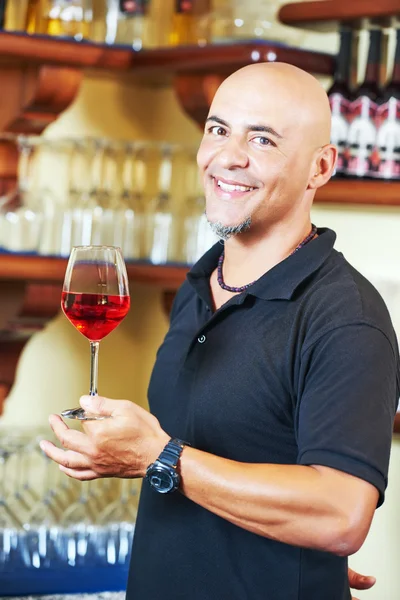 Sommelier barman con bicchiere d'acqua — Foto Stock