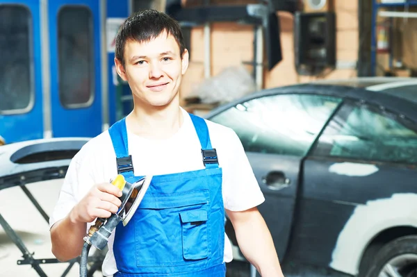 Retrato de trabajador mecánico auto con máquina pulidora de potencia — Foto de Stock