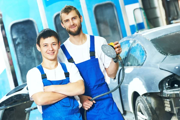 Retrato de trabajadores mecánicos de automóviles con máquina pulidora de potencia — Foto de Stock