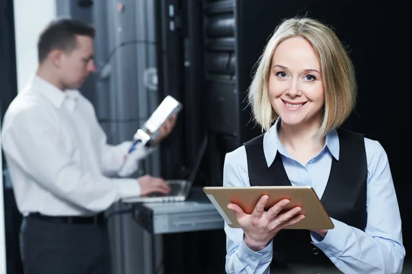 Servicetechniker im Serverraum — Stockfoto