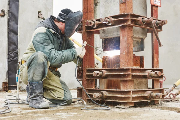 Ipari építési builder ív hegesztő a munkát — Stock Fotó