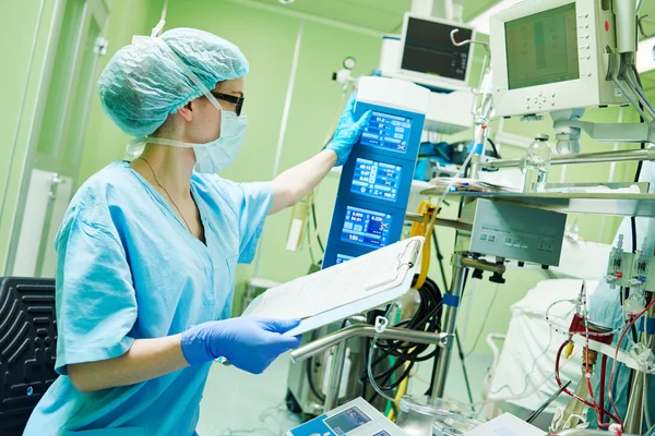 Асистент хірургії перфекціоніст, що керує сучасною машиною для серцевих легенів — стокове фото