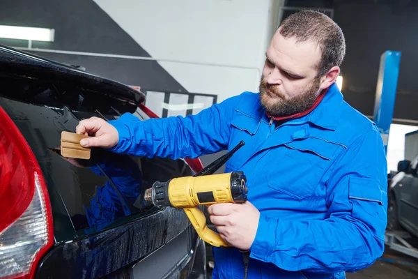 Car tinting. Automobile mechanic technician applying foil — Stock Photo, Image