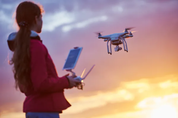 Drone voando ao pôr do sol — Fotografia de Stock