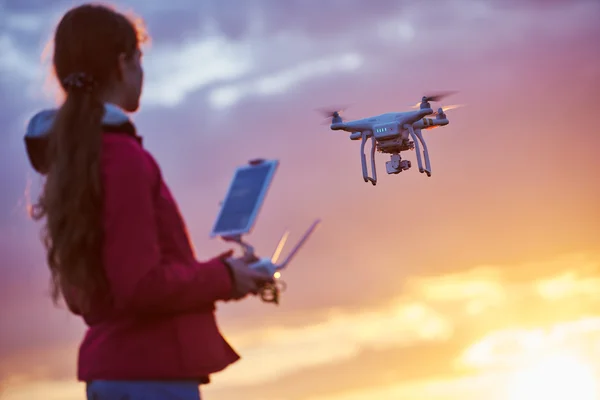 Drone volant au coucher du soleil — Photo