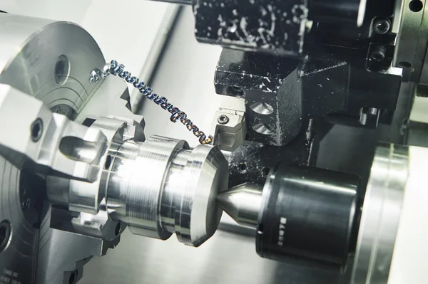 Trabalho de metal. ferramenta de corte pefroming operação de torneamento na máquina cnc — Fotografia de Stock