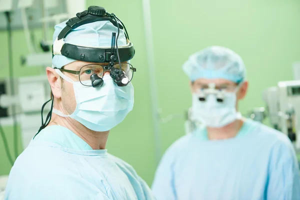 Чоловічий кардіохірург в операційній залі дитячої кардіохірургії — стокове фото