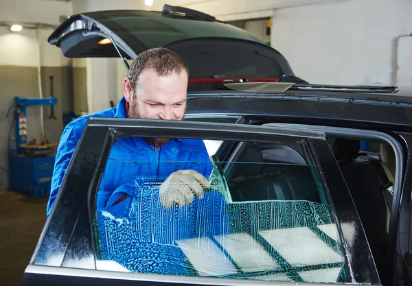 Tintura de carro. Automóvel mecânico técnico aplicando folha — Fotografia de Stock