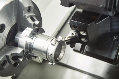 metal işleme. cnc makinede kesme aleti pefroming tornalama işlemi