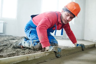 Kapalı beton zemini perdeliyor.