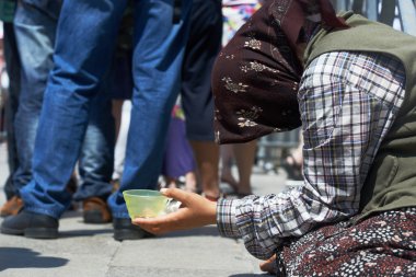 dilenci kadın sokakta para için yalvarıyor