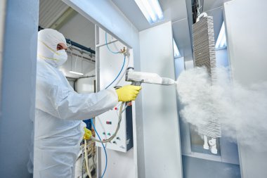 Endüstriyel metal kaplama. Bir gaz giyen adam koruyucu kıyafetli