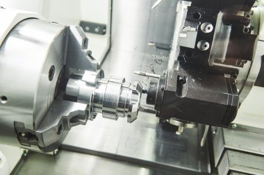 Fabrika kesicisiyle endüstriyel metalcilik kesme işlemi