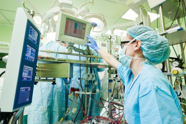 Cerrahi asistanı perfusionist modern kalp akciğer makinesine