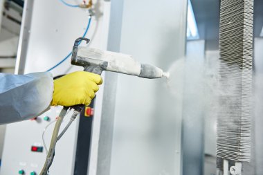 Endüstriyel metal kaplama. Bir gaz giyen adam koruyucu kıyafetli