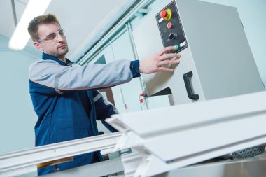 Plastik pencere ve kapı üretimi. PVC Profil kesme alt