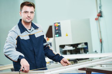 Plastik pencere ve kapı üretimi. PVC Profil kesme alt