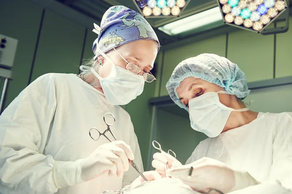 Female surgeons operating child in clinics — Stock Photo, Image