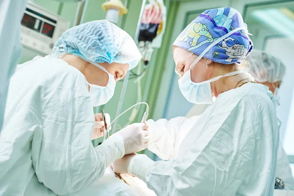 Chirurghi al lavoro. medici di sesso femminile che operano in ospedale di chirurgia infantile — Foto Stock