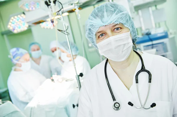 小児手術室の女性外科医麻酔科医 — ストック写真