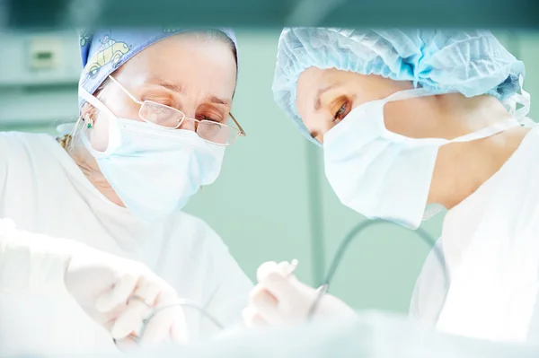 Chirurgen op het werk. vrouwelijke artsen werkzaam in Kinder chirurgie ziekenhuis — Stockfoto