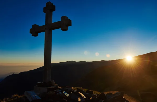 Cross sign on the mountain peak pass at sunset — Stock Photo, Image