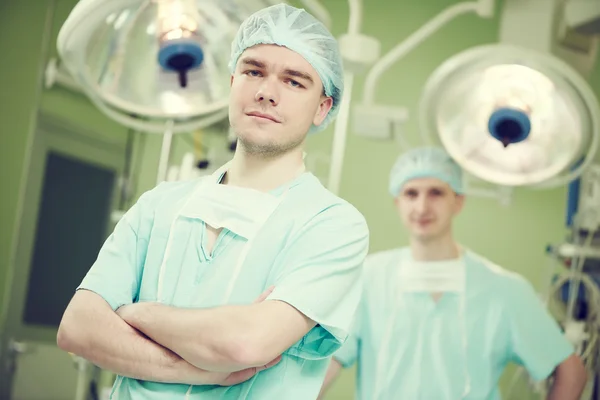 Cirurgião cardíaco masculino na sala de cirurgia de cardiocirurgia infantil — Fotografia de Stock