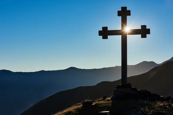 Cross on the mountain peak as sign of pass — Stock Photo, Image