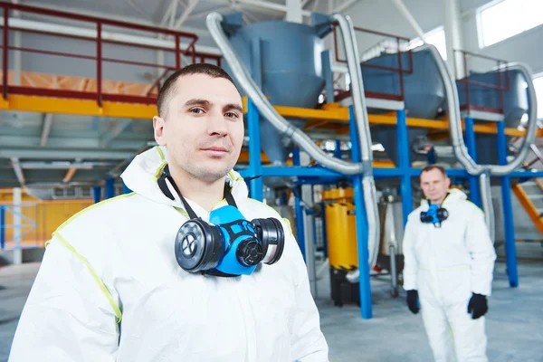 Chemical industry workers at factory — Stock Photo, Image