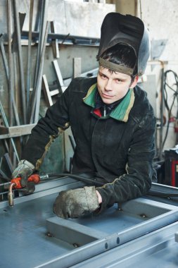 Endüstriyel ark kaynak işçisi