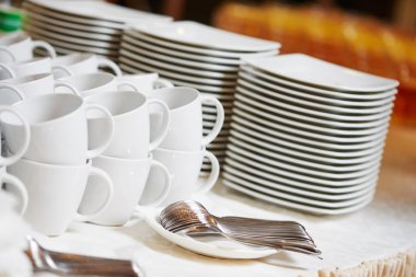 Catering Odaya Servis Kahvaltı. Boş temiz beyaz tabak ve bardak