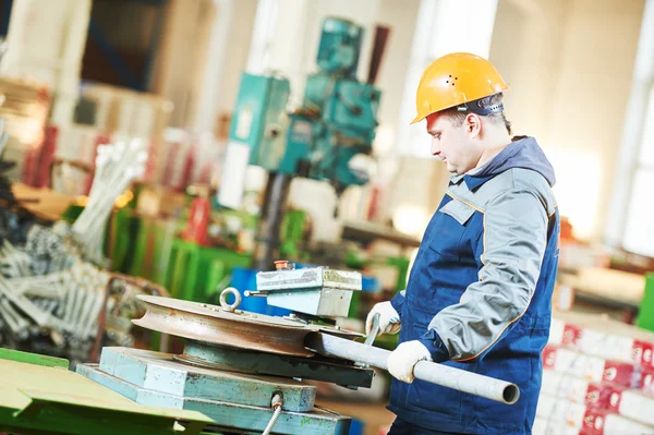 Industriella fabriksarbetare med rörbockning maskin — Stockfoto