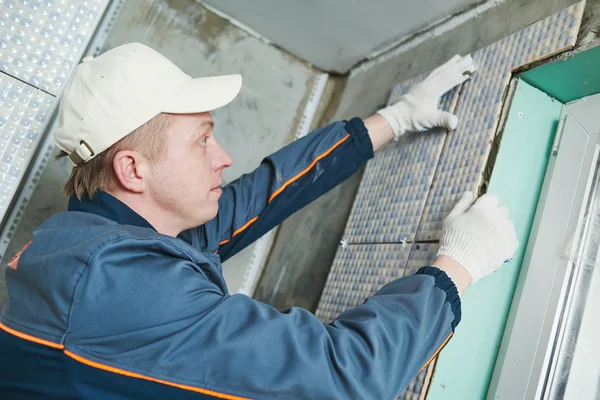 Fliesenleger bei Wandfliesensanierung im Innenbereich — Stockfoto