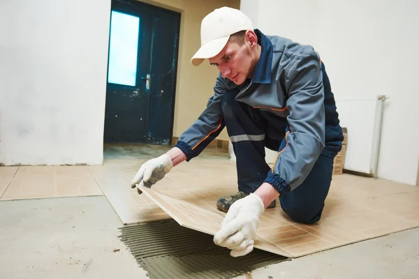 Tiler at indoor floor tiling renovation — Stock Photo, Image