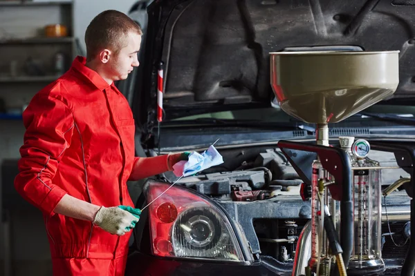 Trabajos de reemplazo de aceite de automóvil —  Fotos de Stock