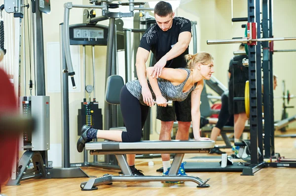 Entraînement. Entraîneur personnel travaille avec femme — Photo