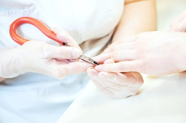 Especialista em manicure mulher fazendo correio dedo unha cuidado — Fotografia de Stock