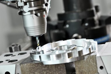 Cnc freze kesme işlemi. değirmen kesici tarafından işleme metal işi