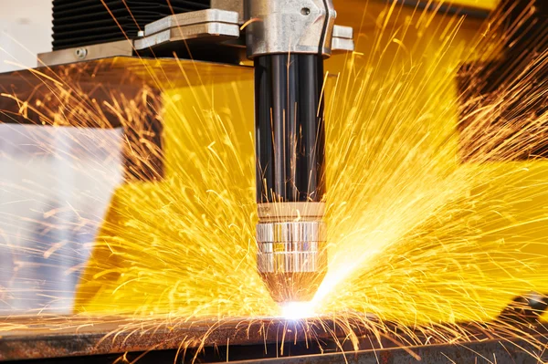 Plasma- oder Laserschneiden von Metallbearbeitung mit Funken — Stockfoto