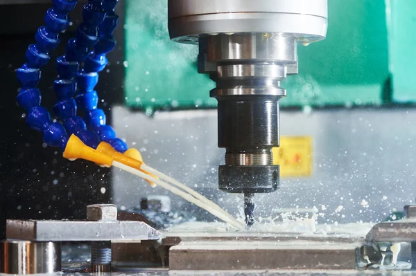 Processo de fresagem de metais. Usinagem de metal CNC por moinho vertical — Fotografia de Stock