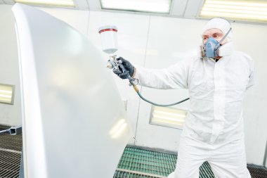 Otomobil kaputunu boyayan oda boyacısı.