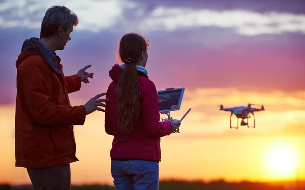 Naplementében repülő drone működésének az ember — Stock Fotó