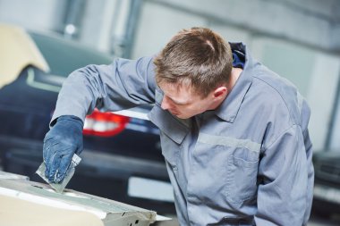 Tamirci çalışan araba vücut boyama Garage önce durdurma