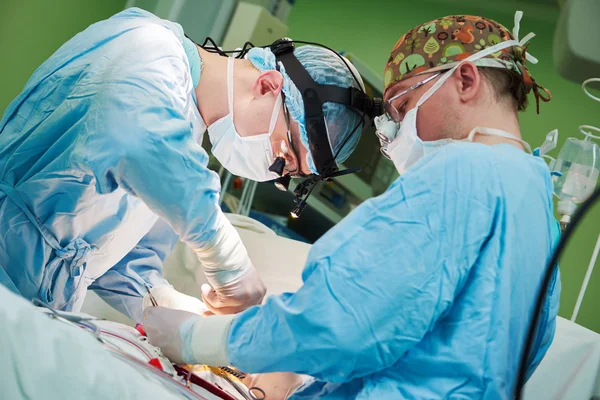 Mężczyzna kardiochirurga w sali operacyjnej cardiosurgery dziecko — Zdjęcie stockowe