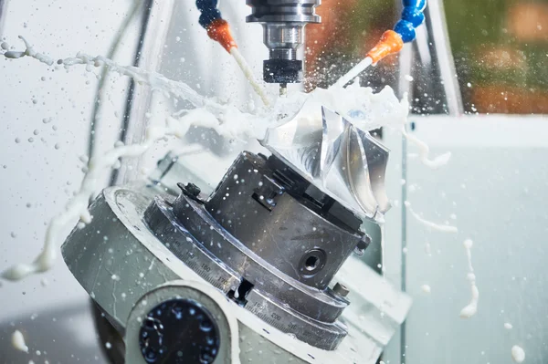 Milling metalworking process. Industrial CNC metal machining by vertical mill — Stock Photo, Image